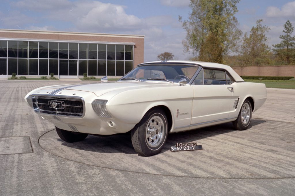 Dieses Bild hat ein leeres Alt-Attribut. Der Dateiname ist Mustang-Prototyp-1963-1200x800-7d06117b08706822-1024x683.jpg